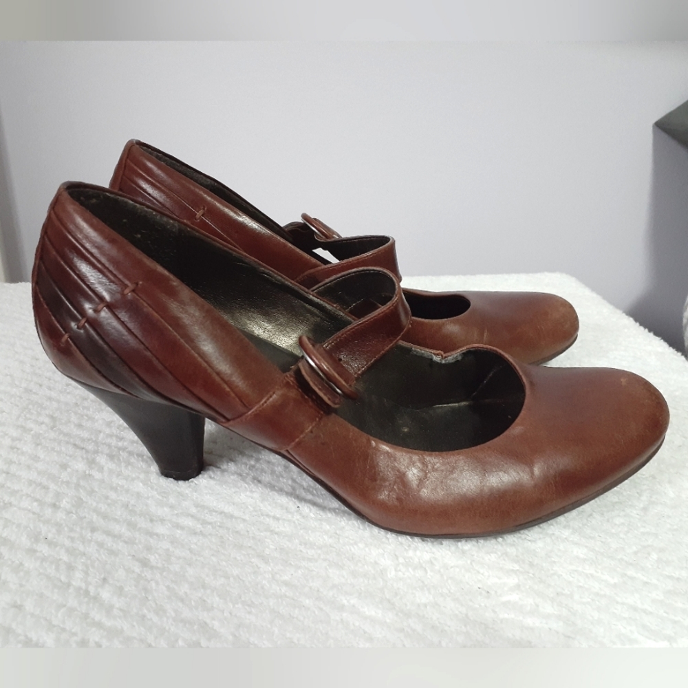 Brown mid heel pumps